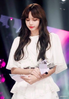 Lisa穿白色连衣裙清纯可人 轻松驾驭斜刘海造型笑容甜美