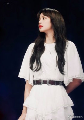 Lisa穿白色连衣裙清纯可人 轻松驾驭斜刘海造型笑容甜美