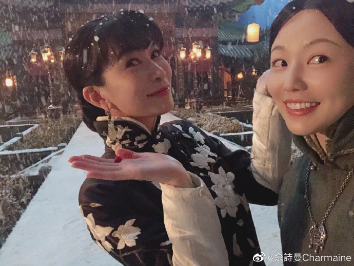 佘诗曼晒片场合照乐趣多 飞雪中与黄晓明同框画面唯美