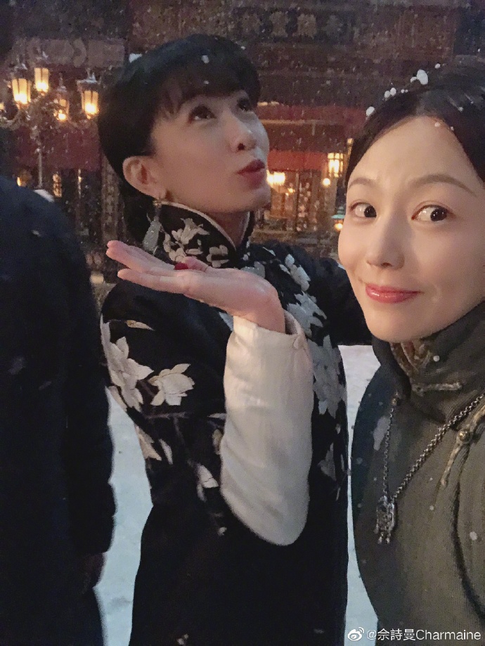 佘诗曼晒片场合照乐趣多 飞雪中与黄晓明同框画面唯美