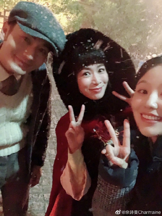 佘诗曼晒片场合照乐趣多 飞雪中与黄晓明同框画面唯美