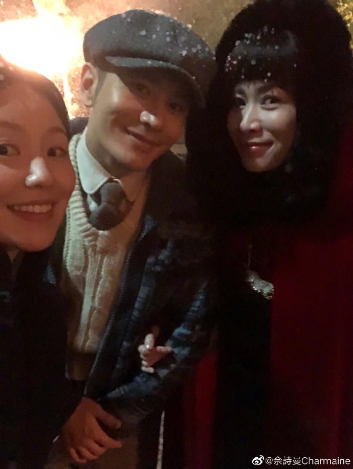 佘诗曼晒片场合照乐趣多 飞雪中与黄晓明同框画面唯美