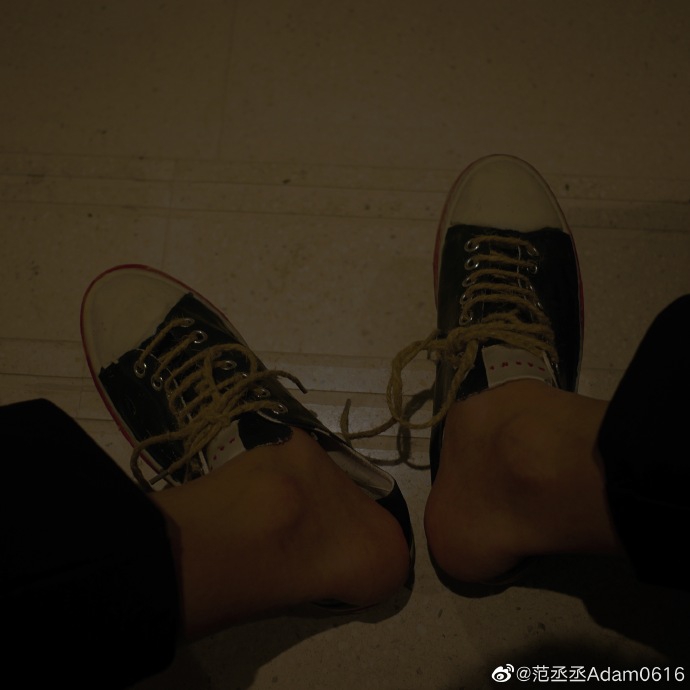 范丞丞分享日常近照 皮肤白到发光引粉丝羡慕