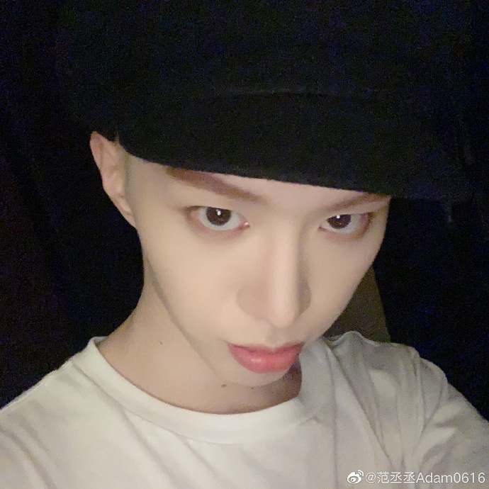 范丞丞分享日常近照 皮肤白到发光引粉丝羡慕