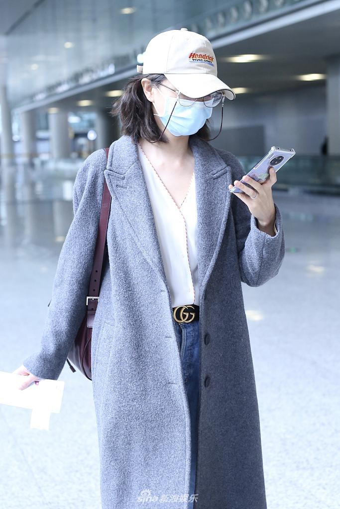 万茜穿白色深V衬衫外搭灰色大衣 边走边聊语音似业务繁忙