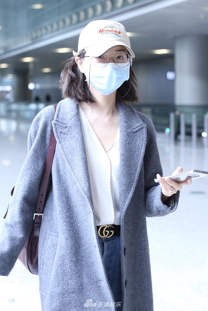 万茜穿白色深V衬衫外搭灰色大衣 边走边聊语音似业务繁忙