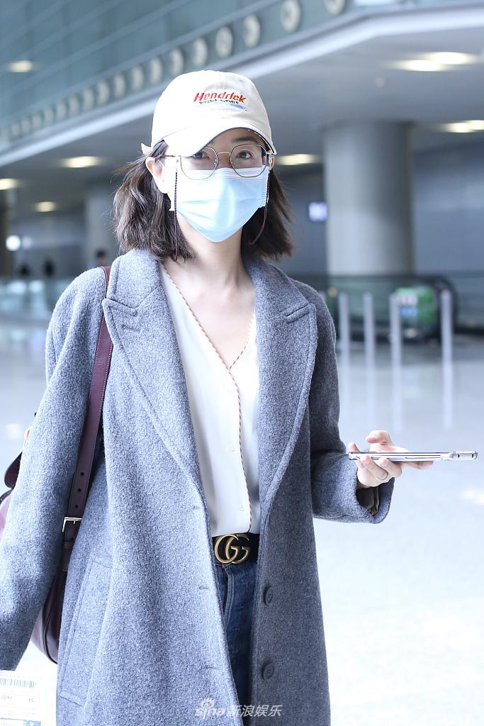 万茜穿白色深V衬衫外搭灰色大衣 边走边聊语音似业务繁忙