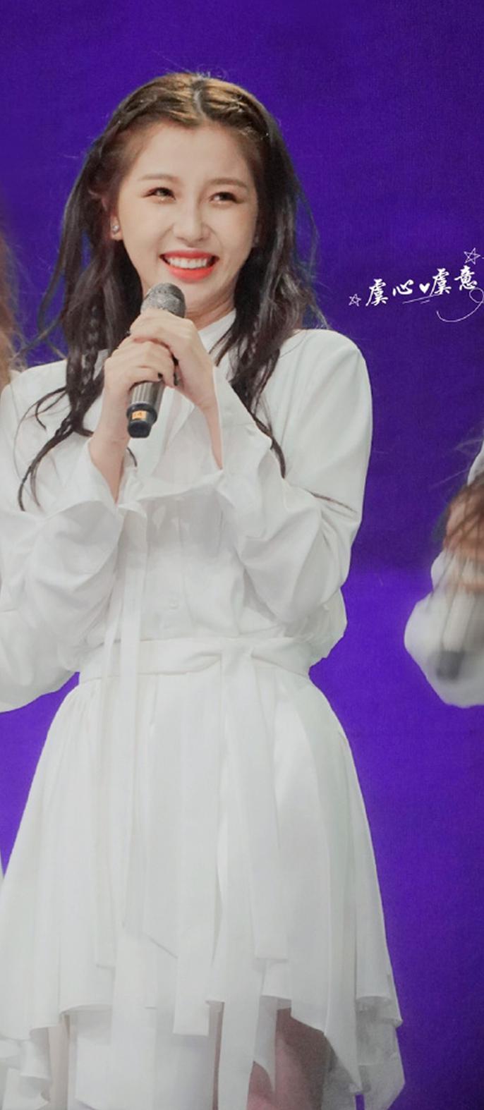 虞书欣舞台造型曝光 波浪卷发搭白裙甜美清新
