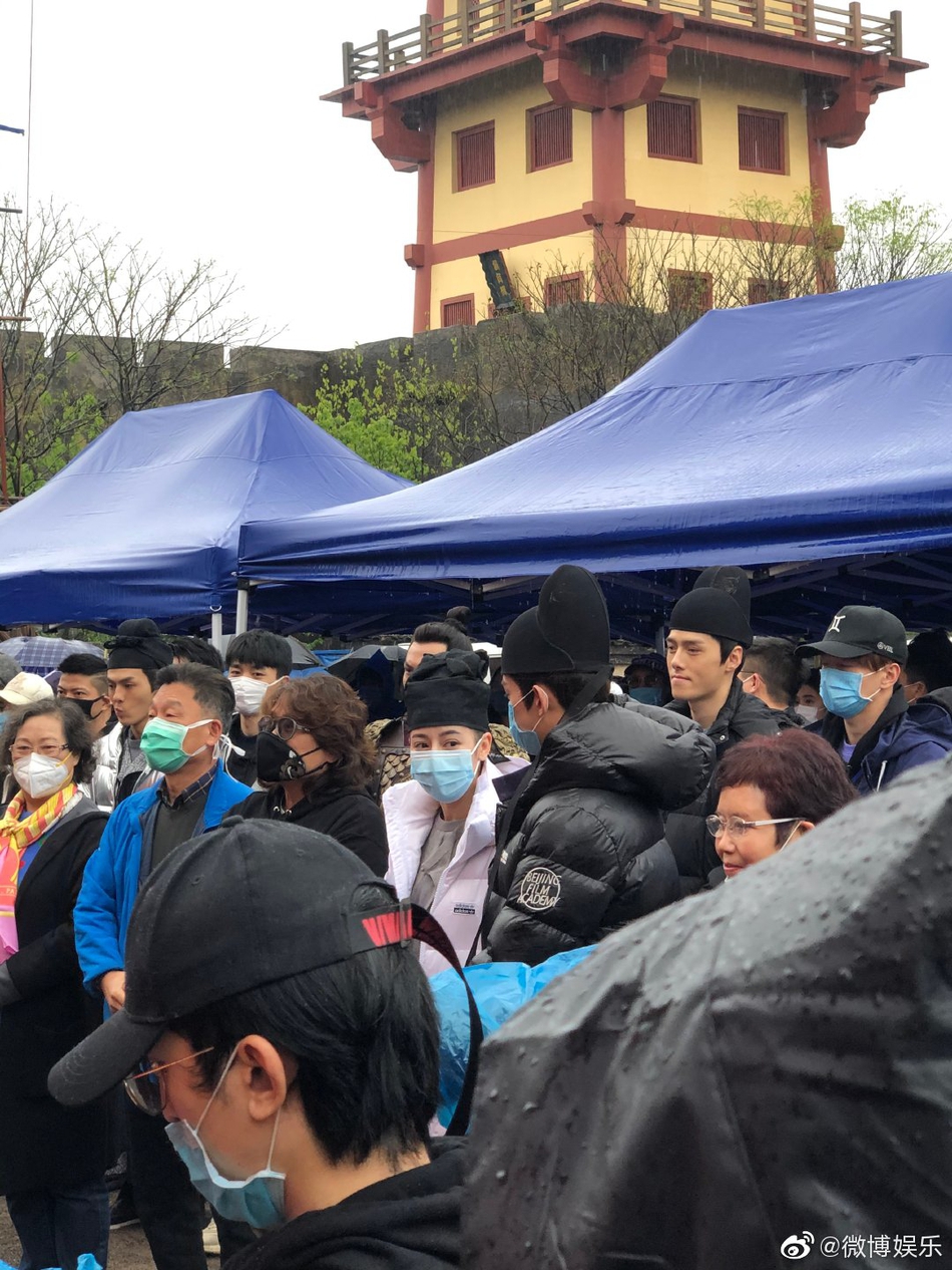 迪丽热巴新剧路透照曝光 女扮男装穿铠甲英气十足