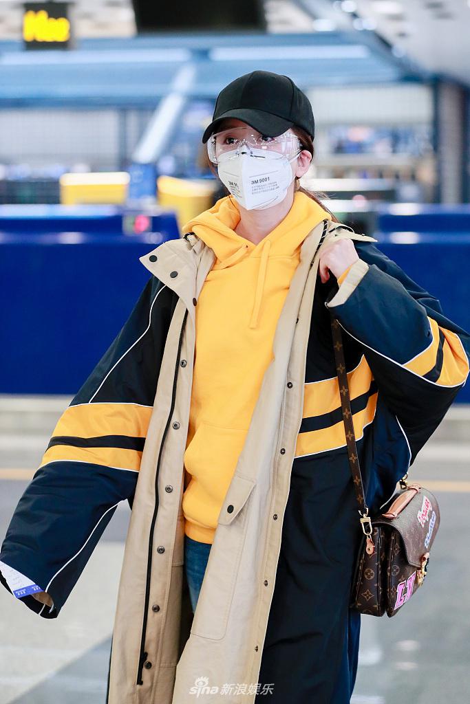 娄艺潇穿黄色卫衣潮范十足 戴护目镜口罩防护到位