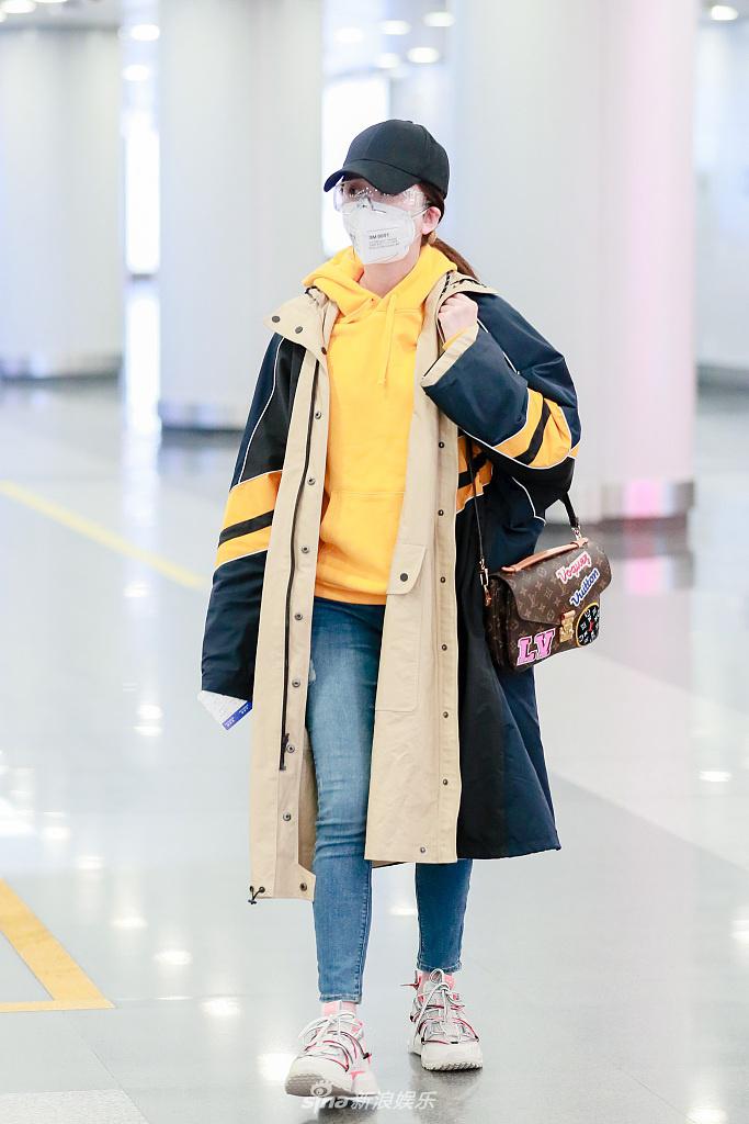 娄艺潇穿黄色卫衣潮范十足 戴护目镜口罩防护到位