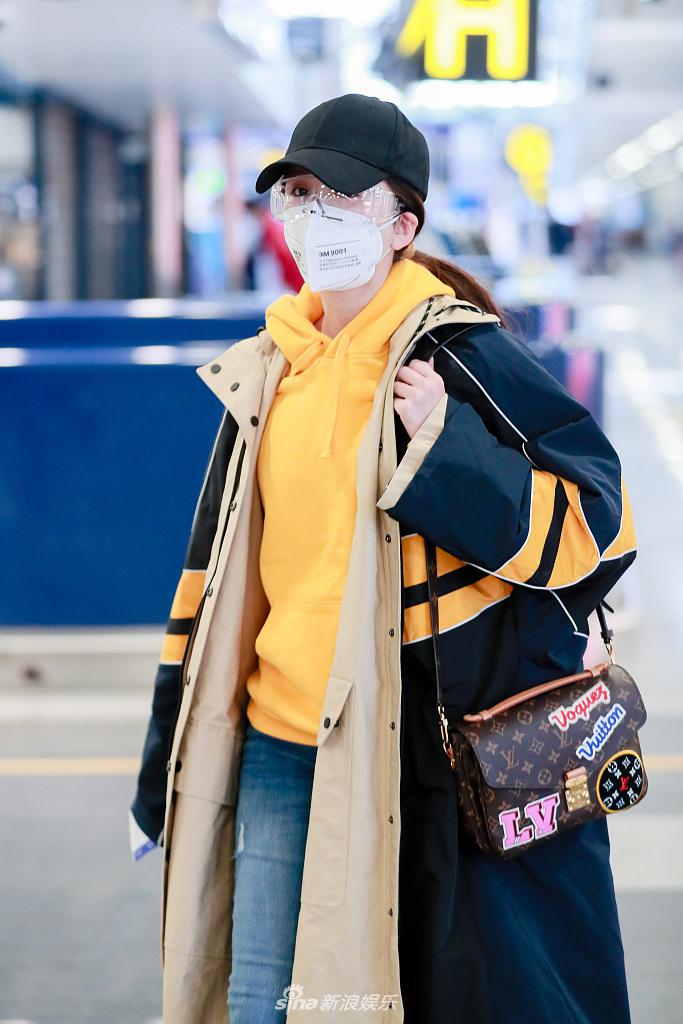 娄艺潇穿黄色卫衣潮范十足 戴护目镜口罩防护到位
