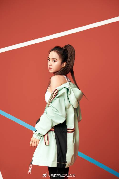 蔡依林最新运动写真曝光 露脐背心搭紧身裤秀傲人曲线