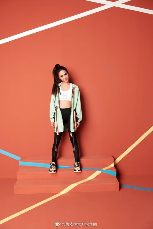 蔡依林最新运动写真曝光 露脐背心搭紧身裤秀傲人曲线