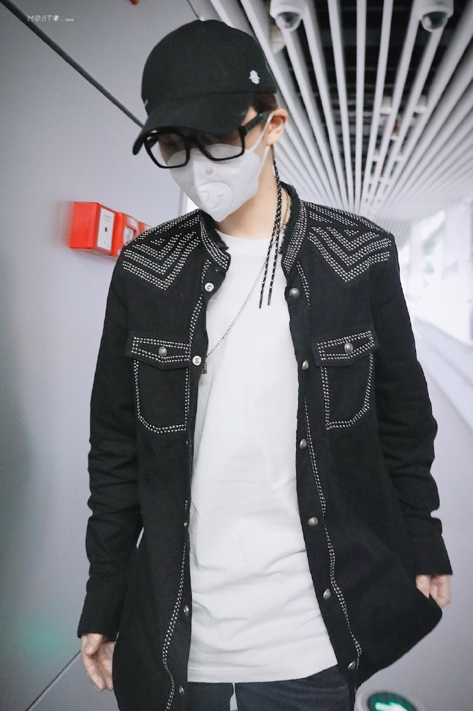 朱正廷穿亮片外套帅气十足 戴小熊口罩童心未泯