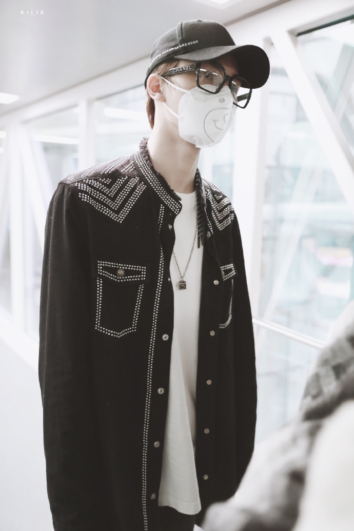 朱正廷穿亮片外套帅气十足 戴小熊口罩童心未泯