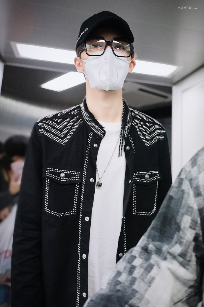 朱正廷穿亮片外套帅气十足 戴小熊口罩童心未泯