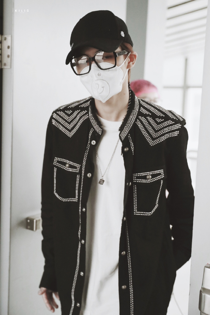 朱正廷穿亮片外套帅气十足 戴小熊口罩童心未泯