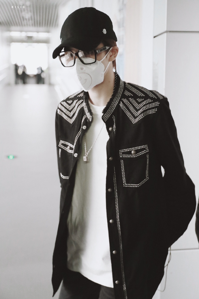 朱正廷穿亮片外套帅气十足 戴小熊口罩童心未泯