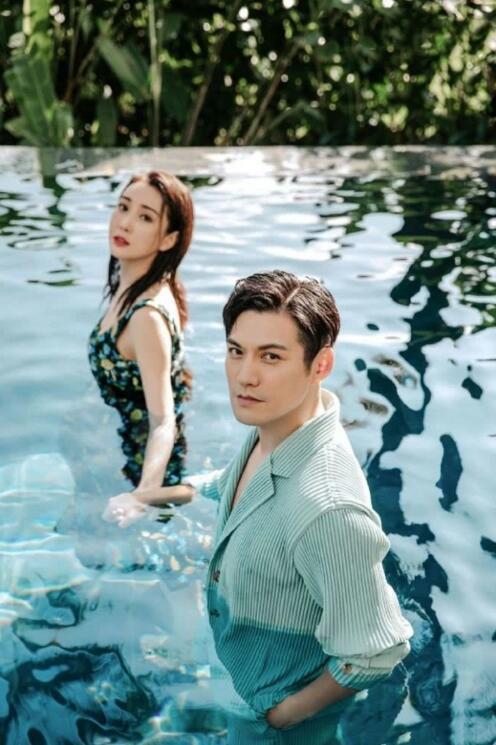 严屹宽一家度假氛围温馨 杜若溪穿长裙大秀好身材