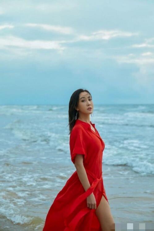 严屹宽一家度假氛围温馨 杜若溪穿长裙大秀好身材