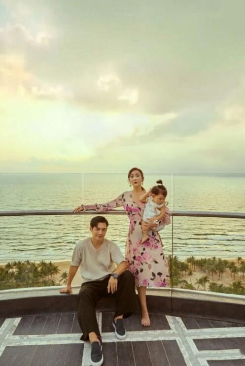 严屹宽一家度假氛围温馨 杜若溪穿长裙大秀好身材