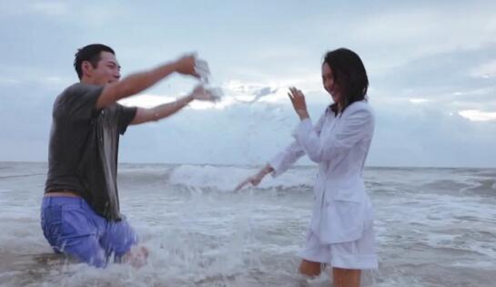 严屹宽一家度假氛围温馨 杜若溪穿长裙大秀好身材