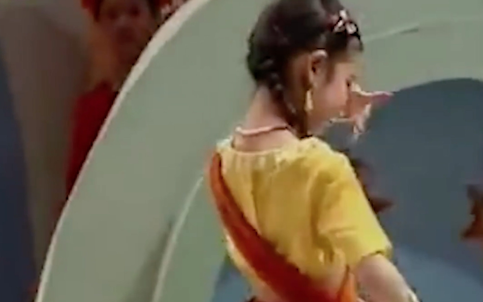 从小美到大！刘亦菲童年领跳印度舞从容淡定