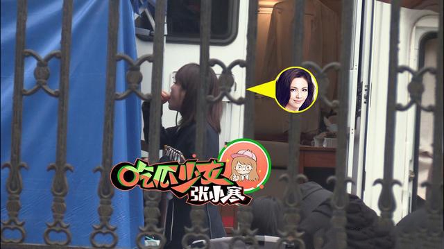 刘涛拍戏间隙享受惬意时光 吃鸡翅舔手指不忘举手机自拍