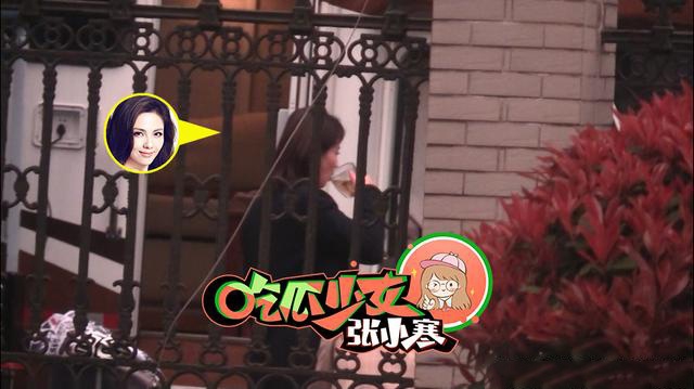 刘涛拍戏间隙享受惬意时光 吃鸡翅舔手指不忘举手机自拍