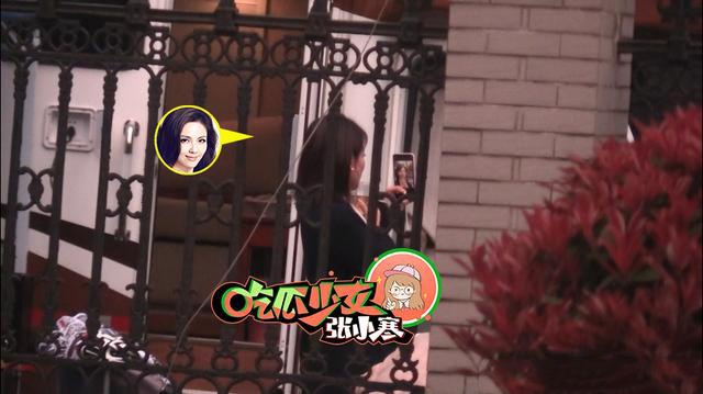 刘涛拍戏间隙享受惬意时光 吃鸡翅舔手指不忘举手机自拍