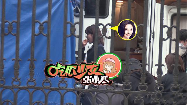 刘涛拍戏间隙享受惬意时光 吃鸡翅舔手指不忘举手机自拍