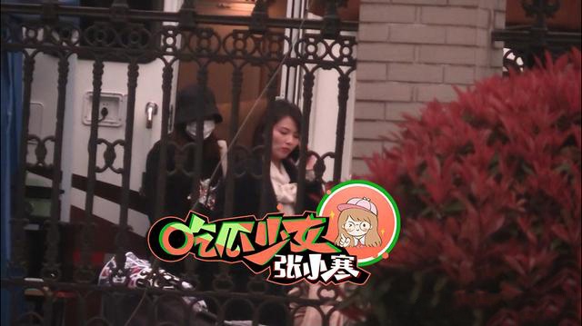 刘涛拍戏间隙享受惬意时光 吃鸡翅舔手指不忘举手机自拍