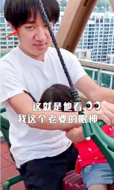 王祖蓝陪女儿在楼顶荡秋千 李亚男拍视频记录温馨幸福