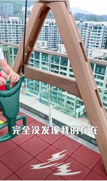王祖蓝陪女儿在楼顶荡秋千 李亚男拍视频记录温馨幸福