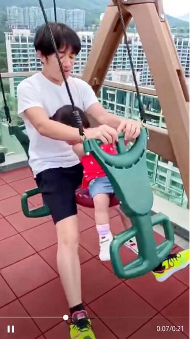 王祖蓝陪女儿在楼顶荡秋千 李亚男拍视频记录温馨幸福
