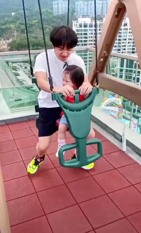 王祖蓝陪女儿在楼顶荡秋千 李亚男拍视频记录温馨幸福