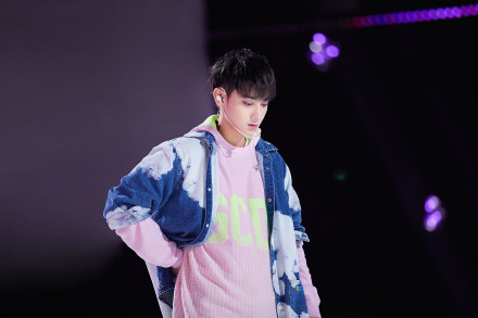 黄子韬穿马卡龙流苏毛衣彩排 青春活力帅气十足