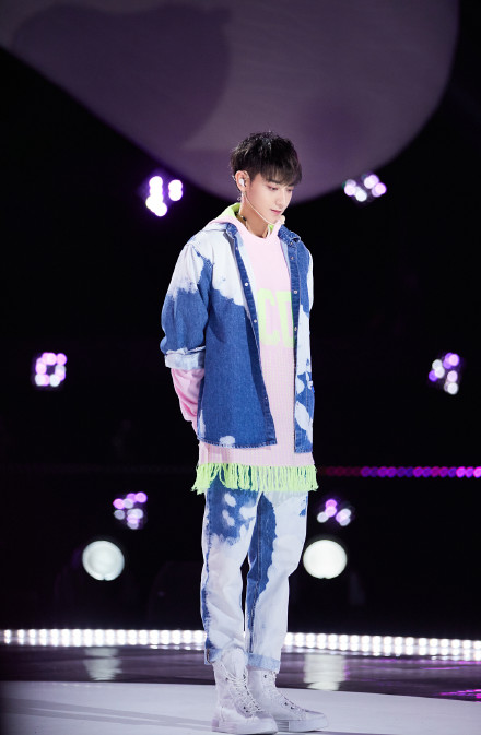 黄子韬穿马卡龙流苏毛衣彩排 青春活力帅气十足