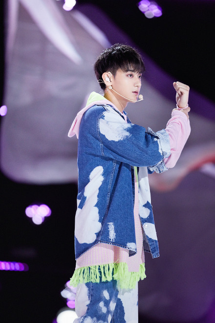 黄子韬穿马卡龙流苏毛衣彩排 青春活力帅气十足