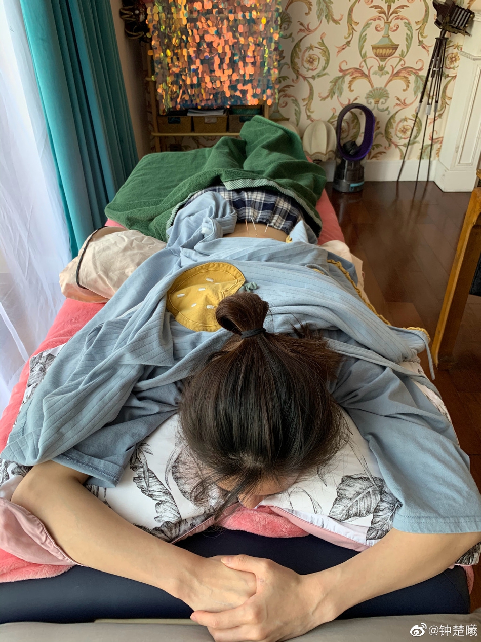 钟楚曦自曝腰韧带受伤 腰背部扎满针灸直呼动弹不得