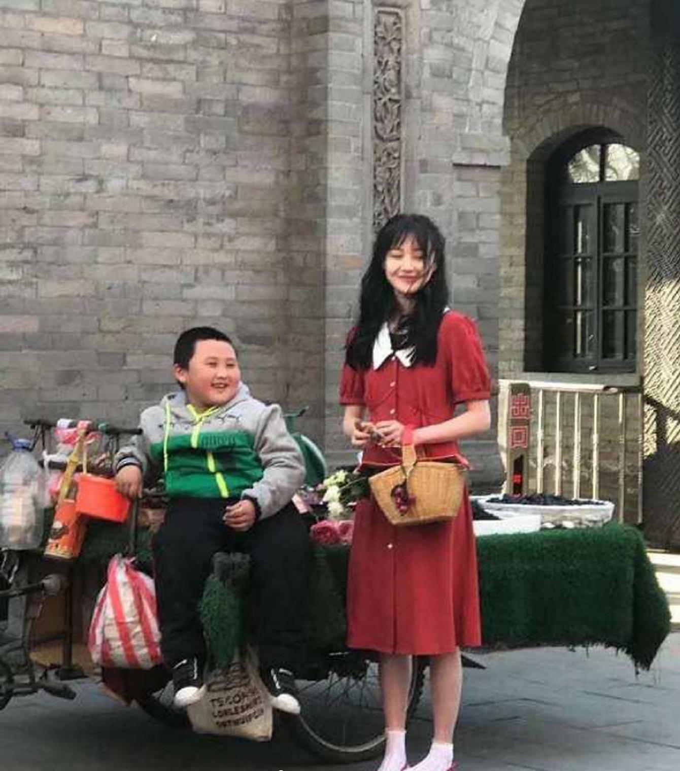 高糊也美！郑爽路透生图曝光 身穿复古红裙笑容甜