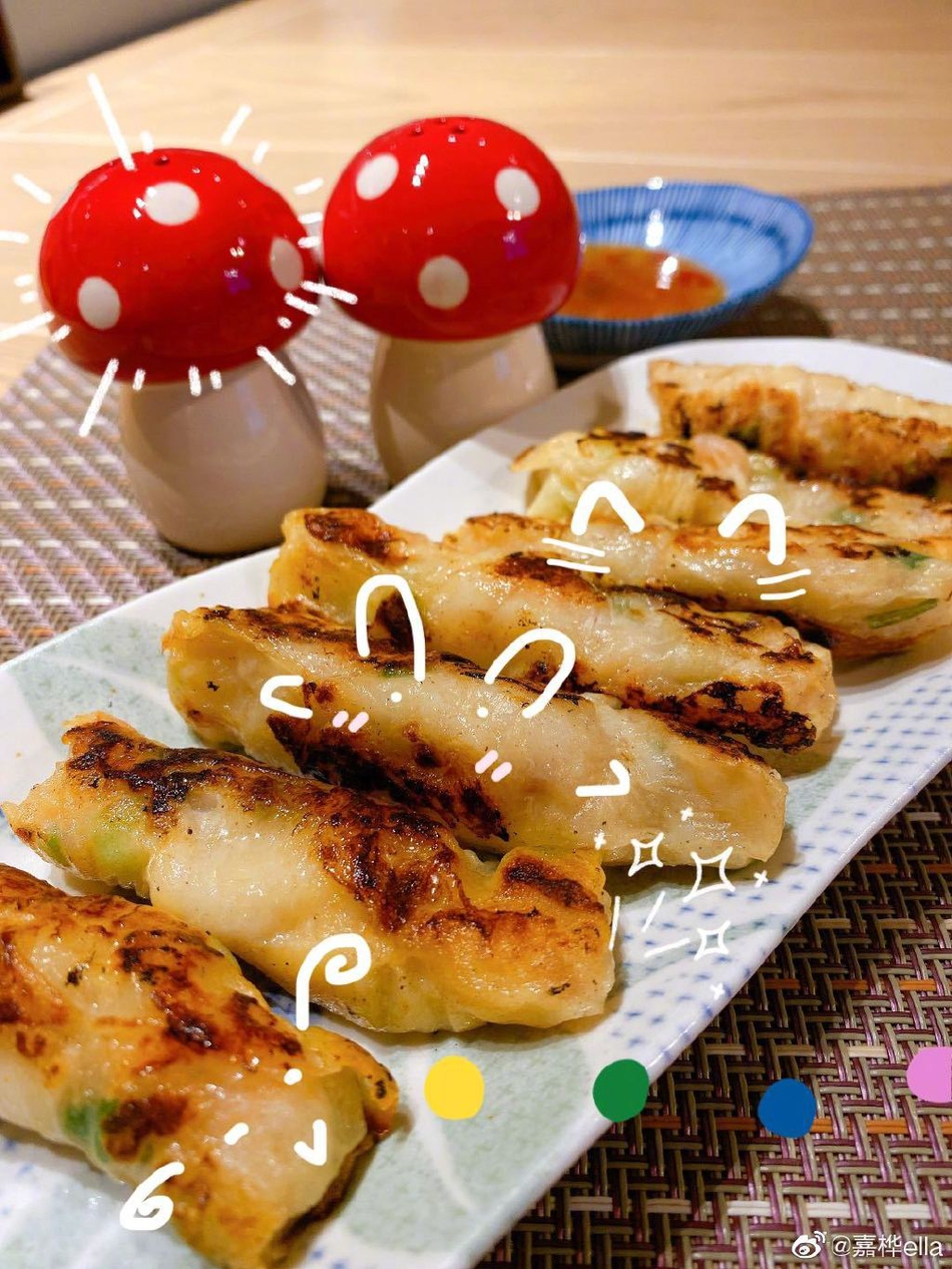 Ella扎马尾下厨有模有样 一桌家常菜色香味俱全