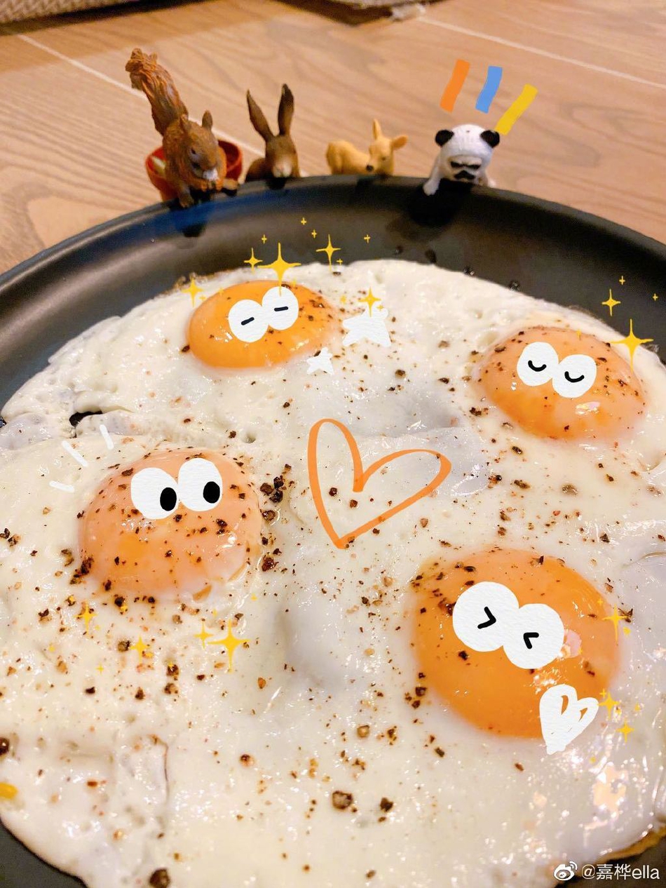 Ella扎马尾下厨有模有样 一桌家常菜色香味俱全