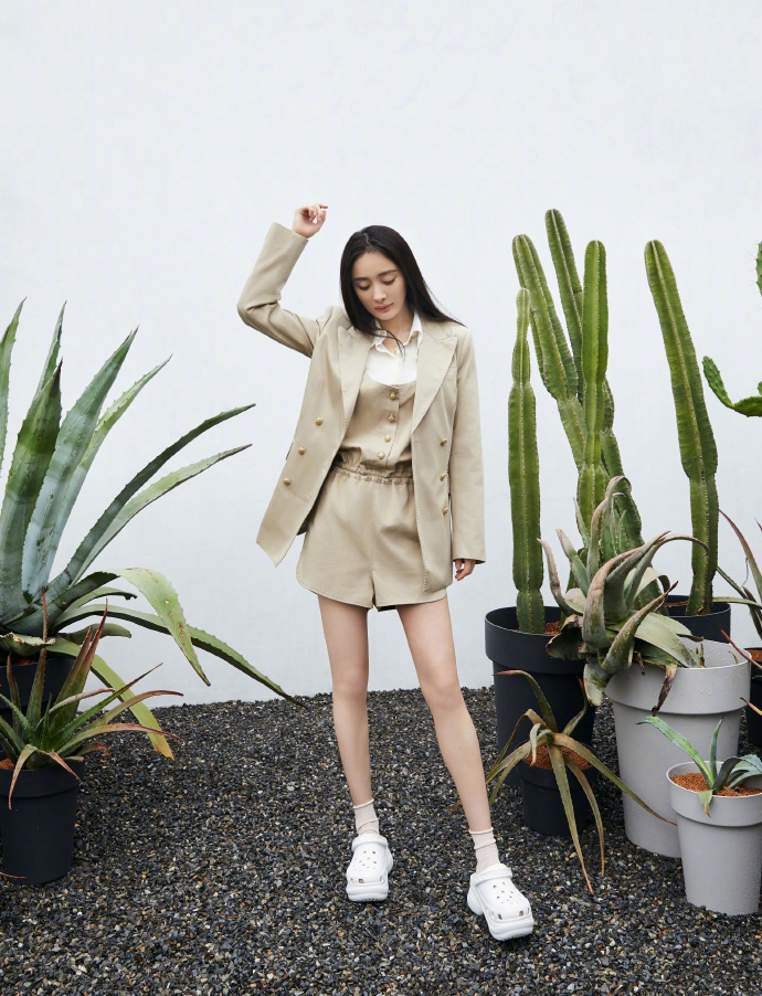 杨幂穿奶茶色西装温柔干练 长发披肩又美又飒