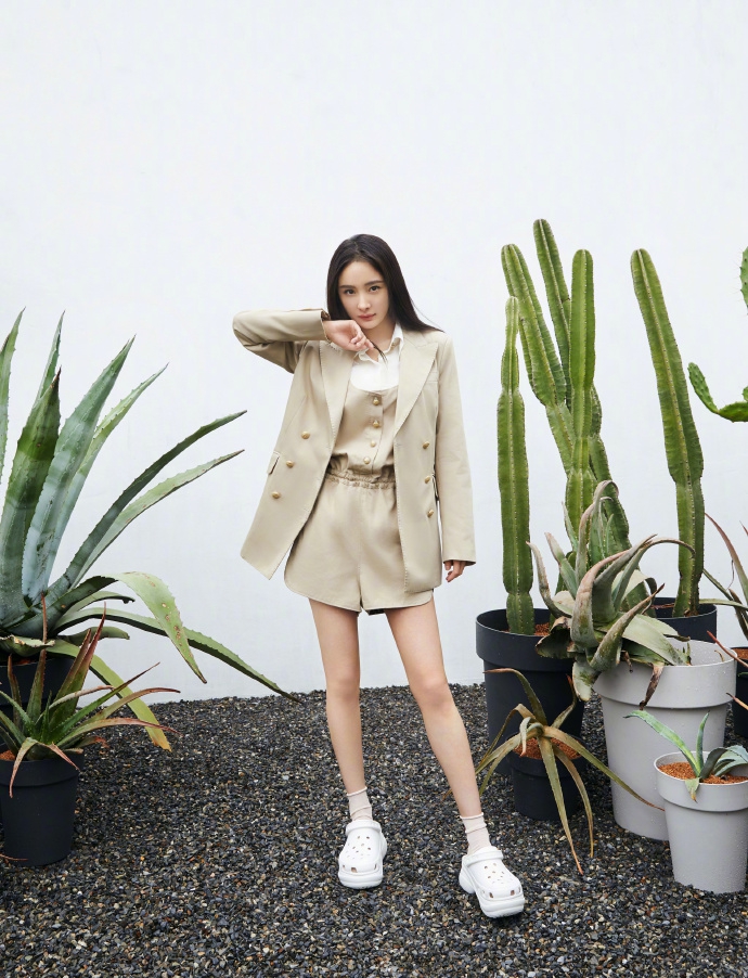 杨幂穿奶茶色西装温柔干练 长发披肩又美又飒