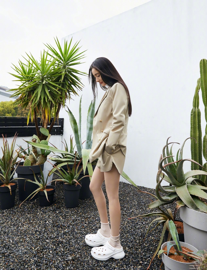 杨幂穿奶茶色西装温柔干练 长发披肩又美又飒