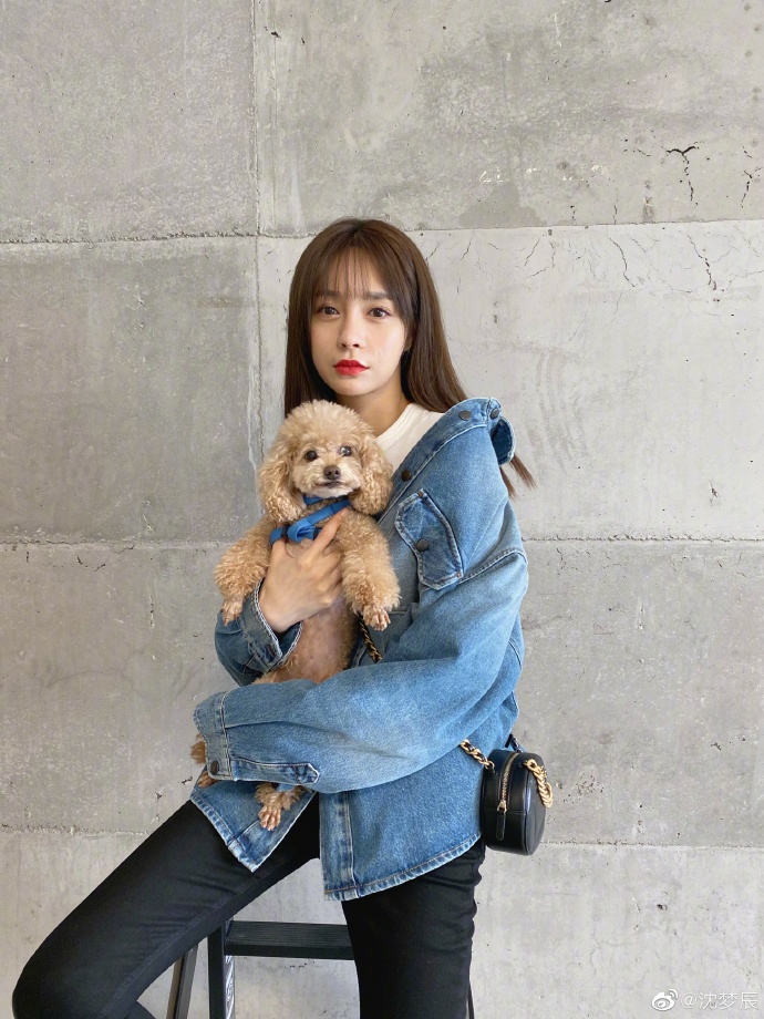 沈梦辰穿牛仔衣风格百变 对镜微笑甜酷兼具