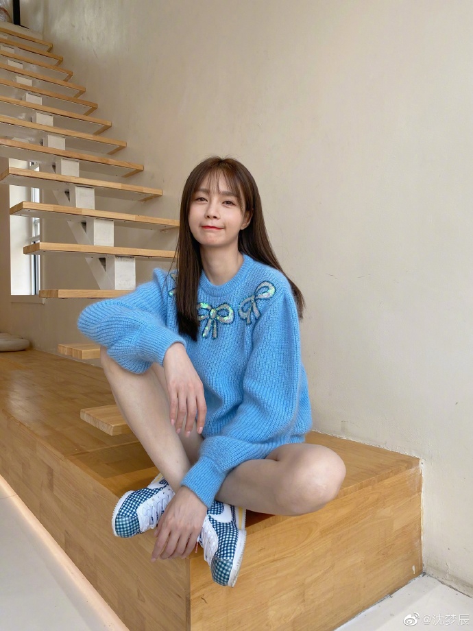 沈梦辰穿牛仔衣风格百变 对镜微笑甜酷兼具