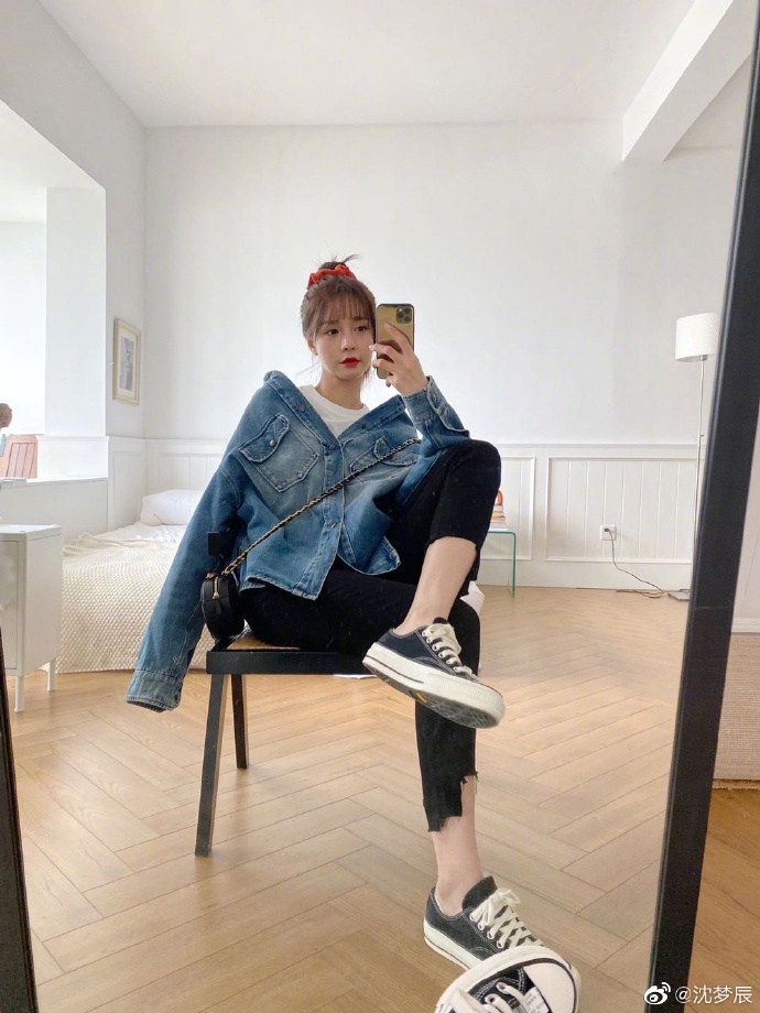 沈梦辰穿牛仔衣风格百变 对镜微笑甜酷兼具